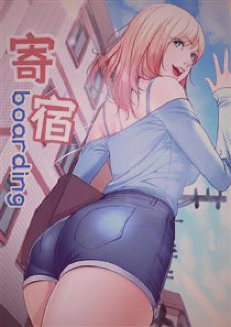 一位观众在昏暗房间中面对多个显示器，屏幕上显示着不同的外国电影画面和资源搜索界面