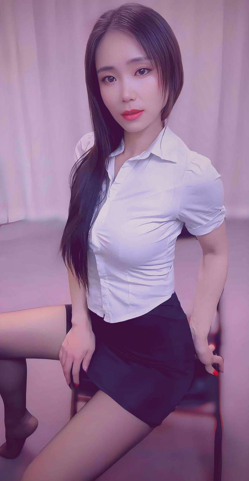 电脑屏幕上显示着复杂的音乐文件目录与频谱分析图