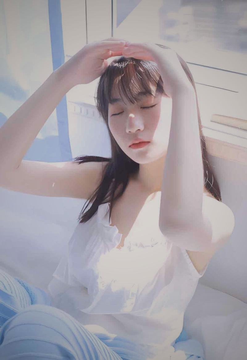 一条蜿蜒的河流汇入海洋的抽象插图，象征热门资源从爆发到沉淀的生命周期