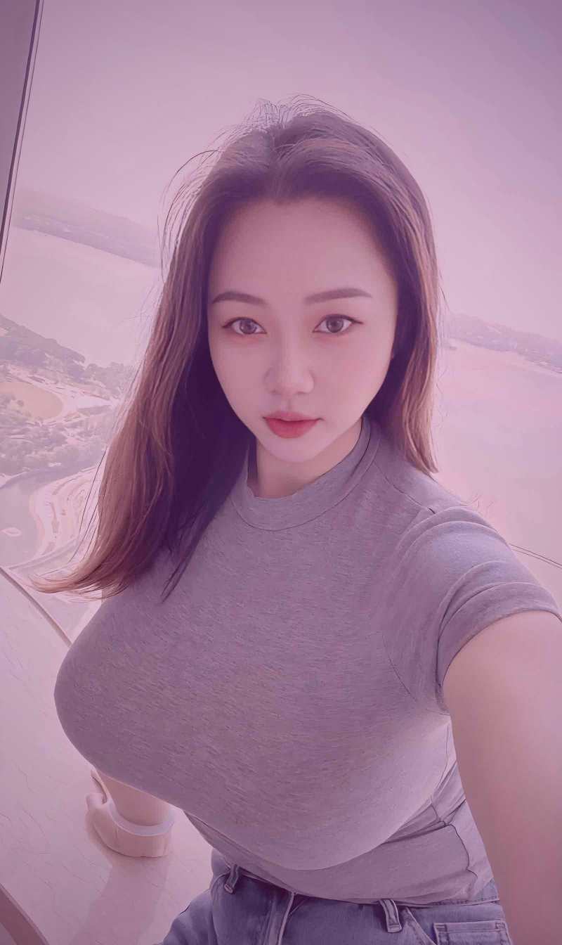 电脑屏幕显示着数据波动图表，旁边是日历，周五被重点标注
