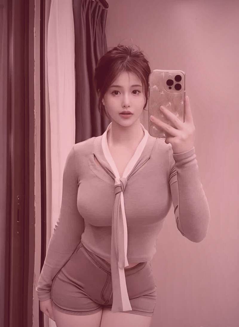 一个抽象的、由各种音乐图标和道路符号组成的网络结构图，中心是‘车载音乐’